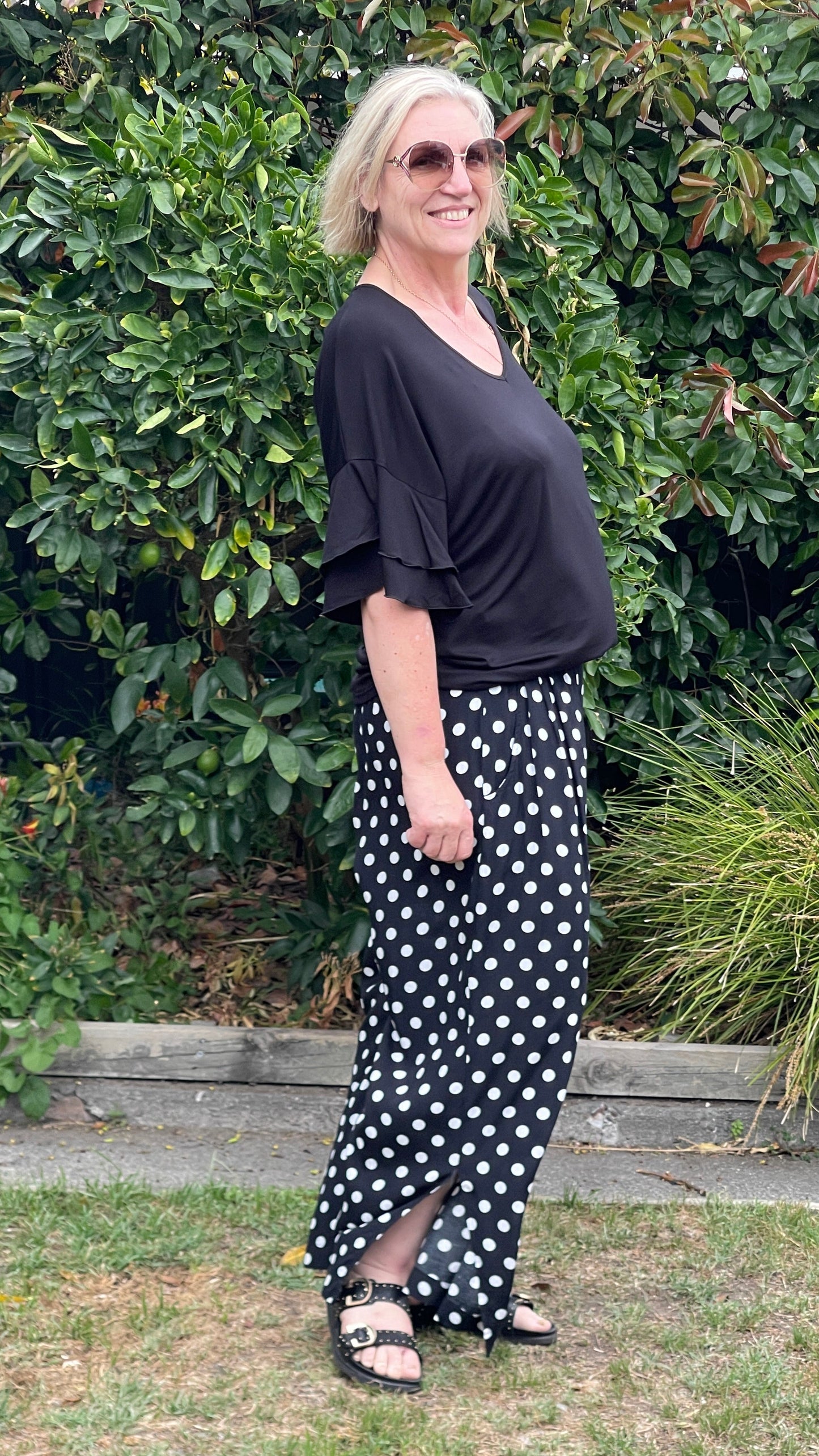 frill me tee - black
