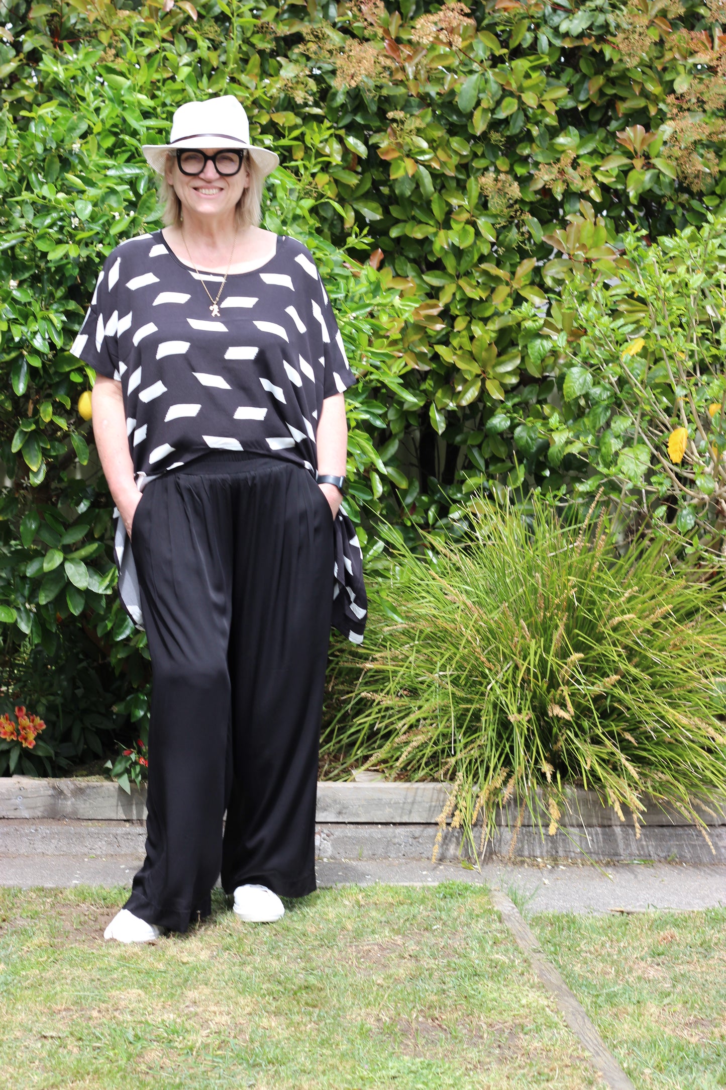 curve top - black print