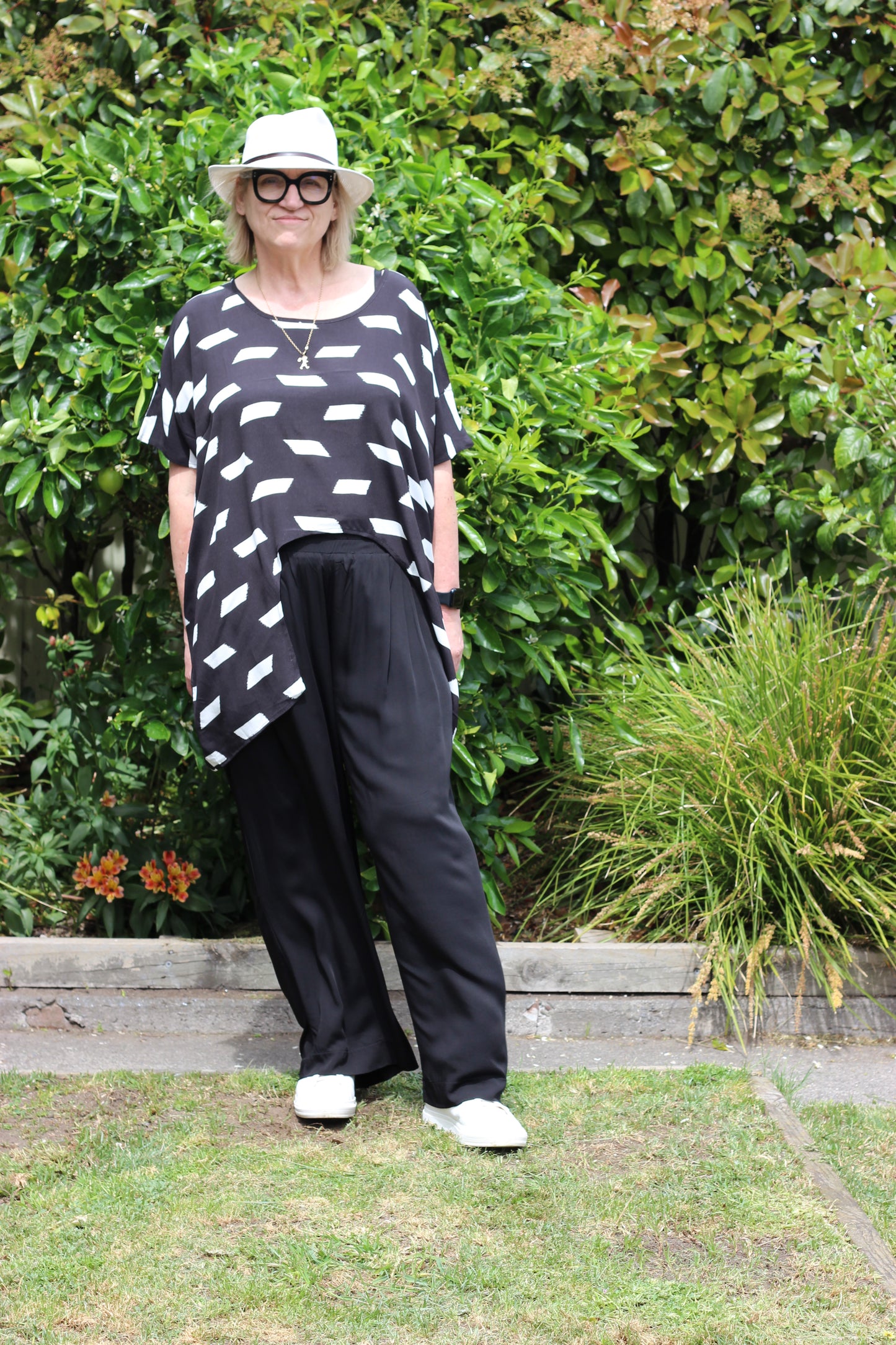 curve top - black print