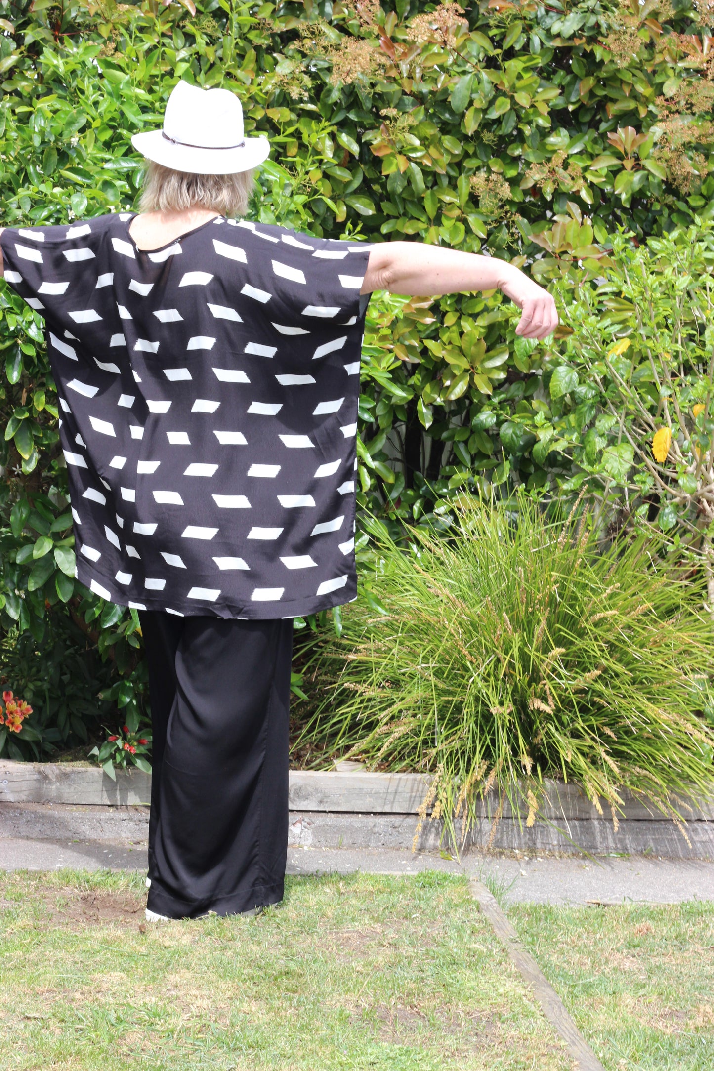 curve top - black print