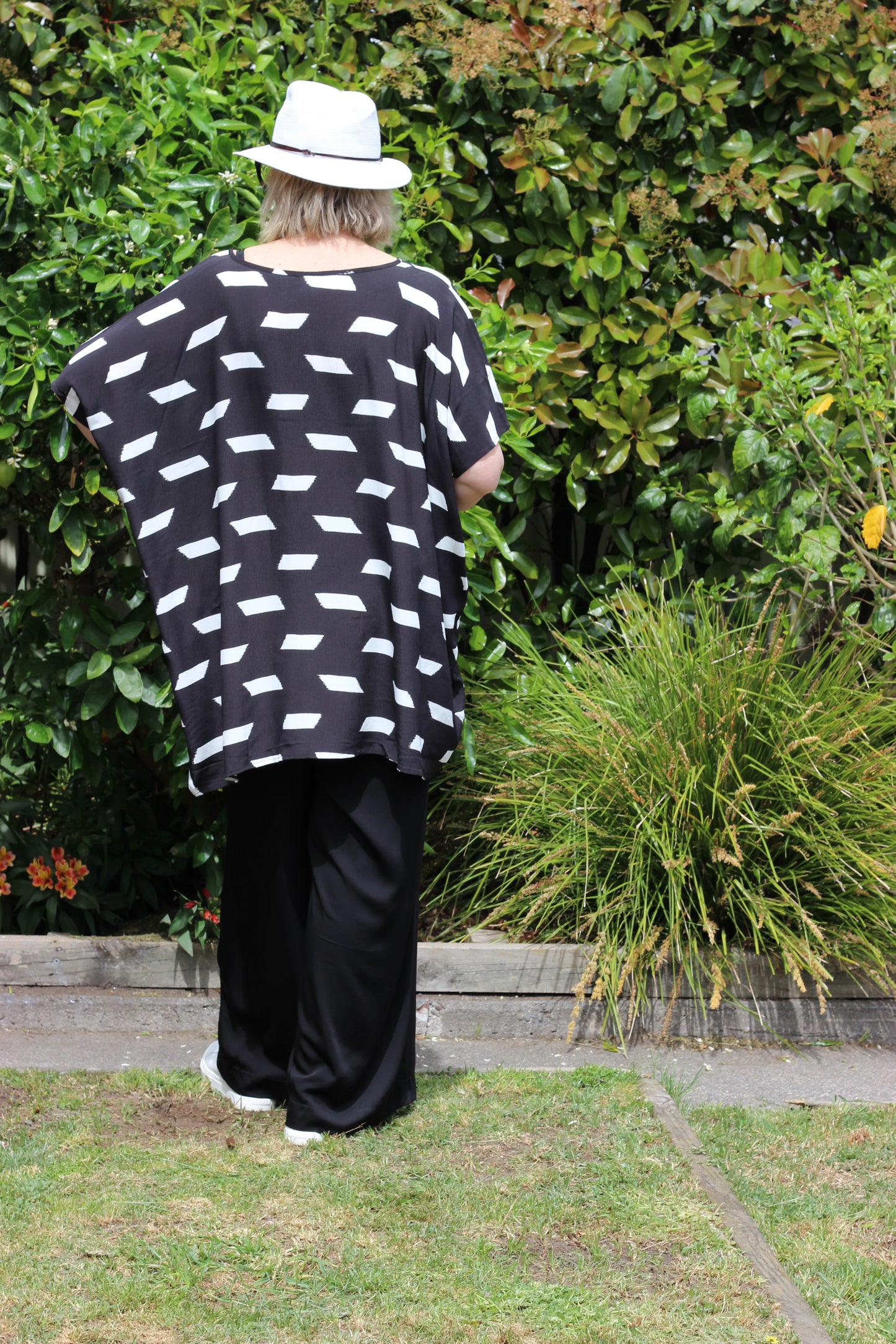 curve top - black print